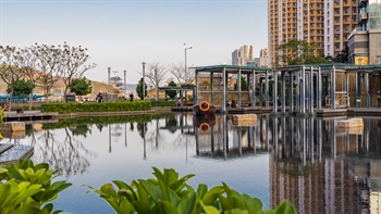 The wide, open Aldrich Bay Park serves as a wind corridor in the region that brings sea breezes to the inland areas, enhancing urban ventilation and creating a more comfortable environment for the neighbourhood.